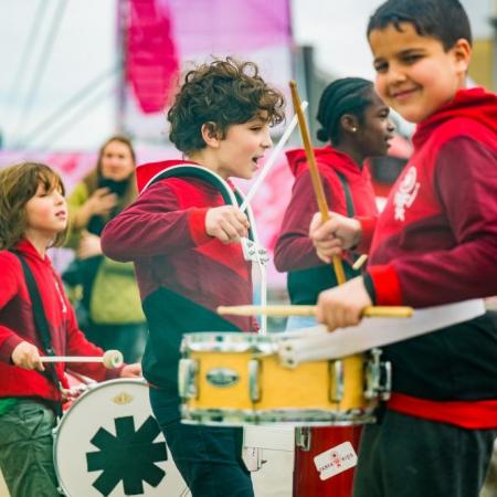 Fanfakids stad Aalst close beeld van fanfakids tijdens optreden op straat